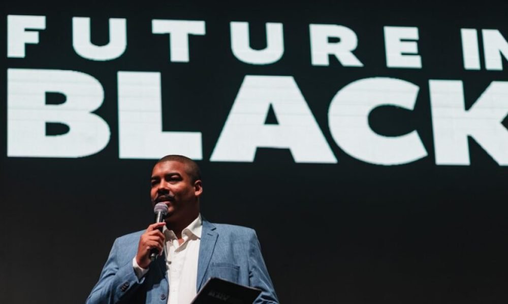 future-in-black-foto-1